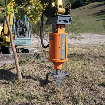 bild på en hydraulmotor som sitter på grävmaskin motorn är orange