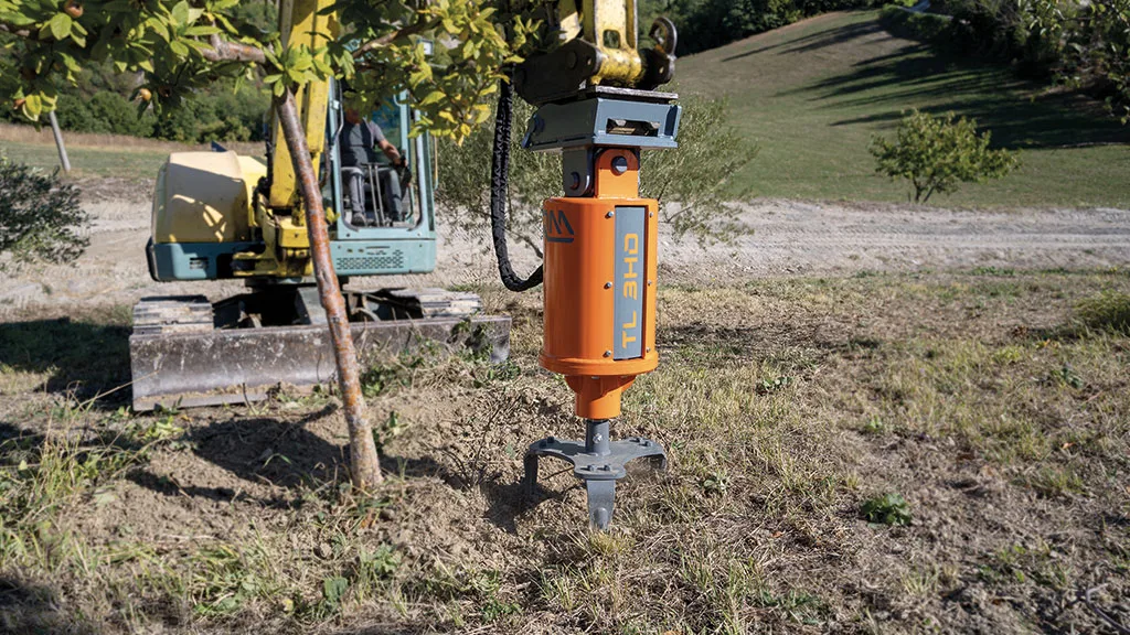 bild på en hydraulmotor som sitter på grävmaskin motorn är orange